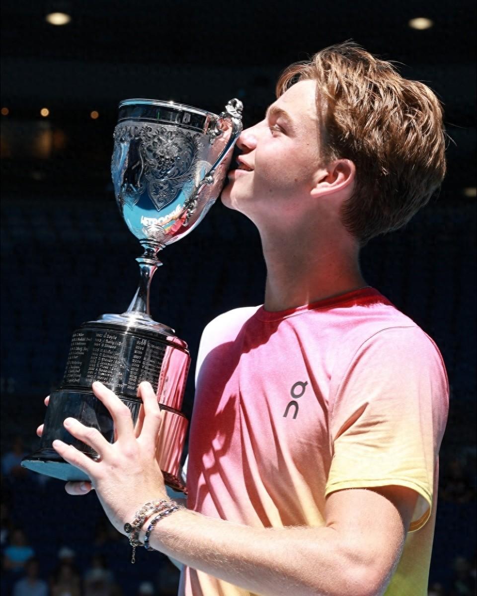 包含费德勒迎来七赛季出色发挥，尤文图斯观众热烈欢呼！上演精彩一战的词条